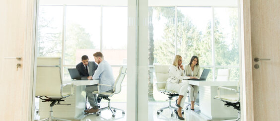 Persone al lavoro in un ufficio luminoso