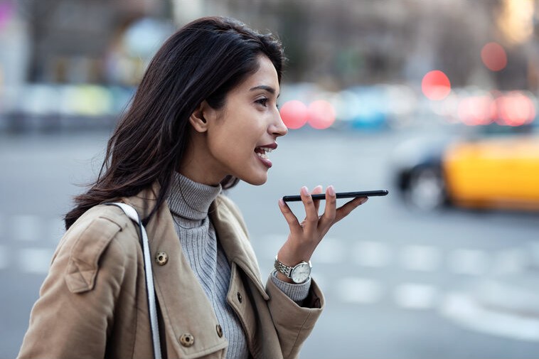 Una donna per strada parla al telefono