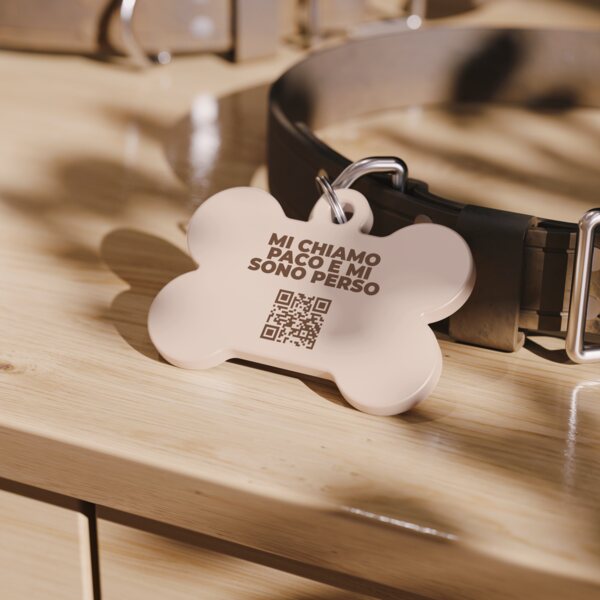Medaglietta OmnyQR con QR code su un collare per cani