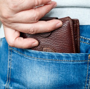 Un portafoglio rimesso nella tasca posteriore dei jeans