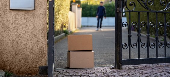 Pacchi lasciati davanti al cancello di casa